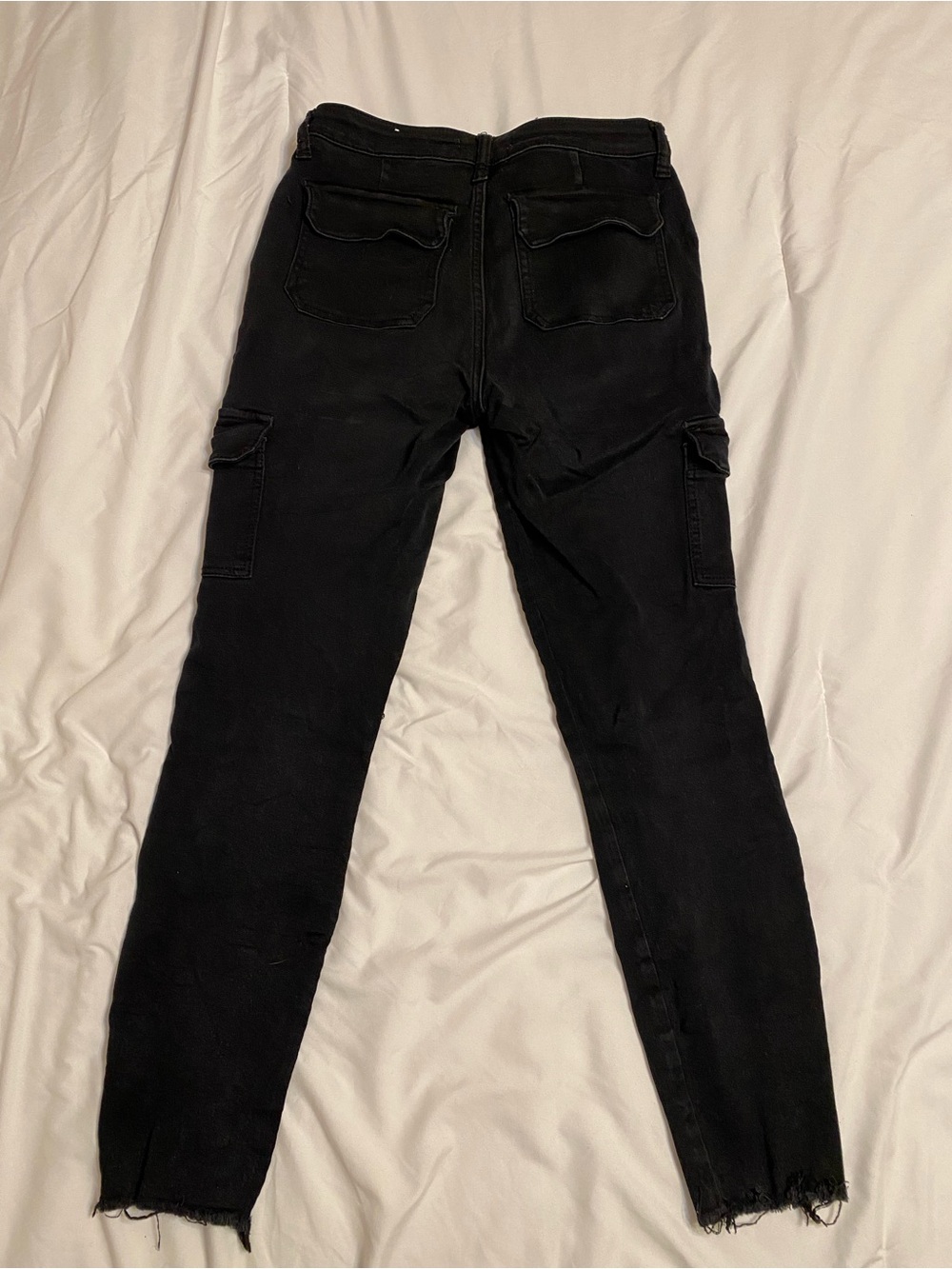 Black Women's High-Rise Slim cargo Jeans with Raw Hem - Picture 5 of 6